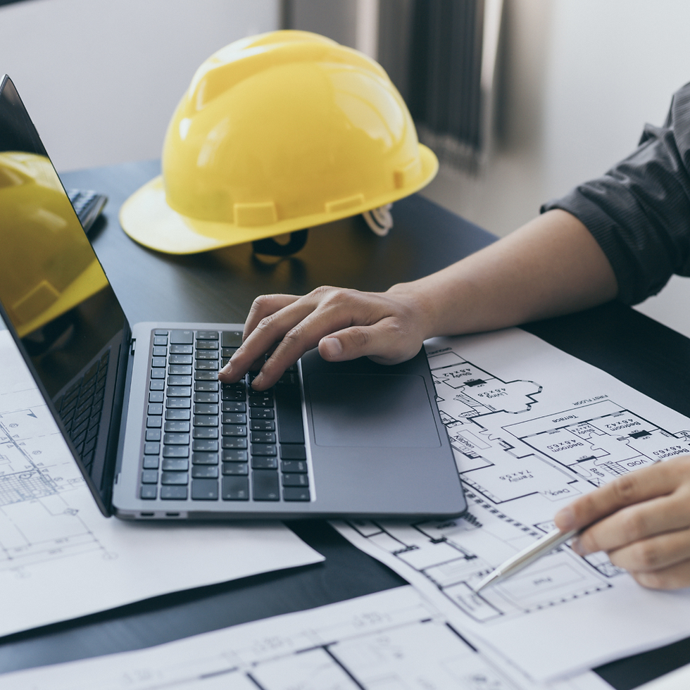 „Laptop ležící na projektu – příprava zprávy o kontrole systému vytápění podle vyhlášky č. 38/2022 Sb.“