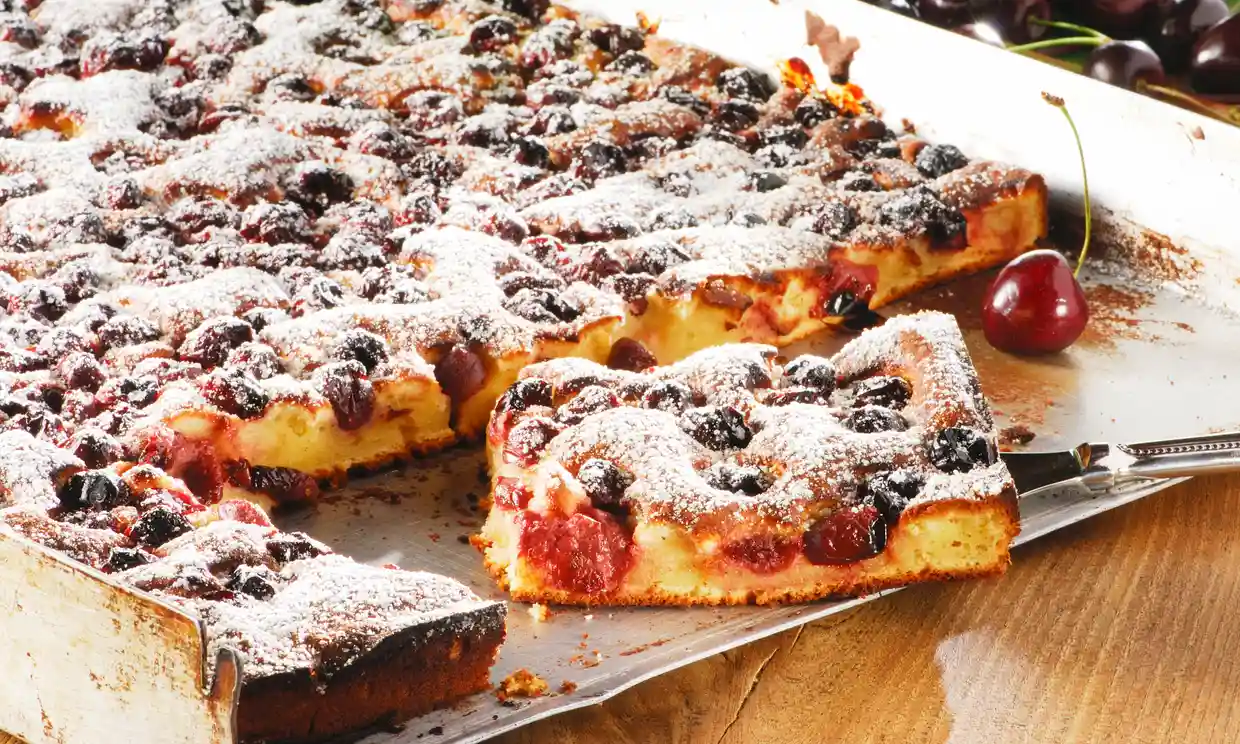 Verstärkt mit Joghurt ... Olivenöl-Kirsch-Snack-Kuchen.