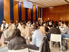 Réunion d’équipe multiculturelle en organisation avec outils collaboratifs favorisant la communication interculturelle et la cohésion d’équipe