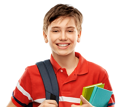 Aluno adolescente com mochila e papéis na mão sorrindo. 