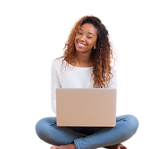 Estudante mexendo no computador sorrindo. 