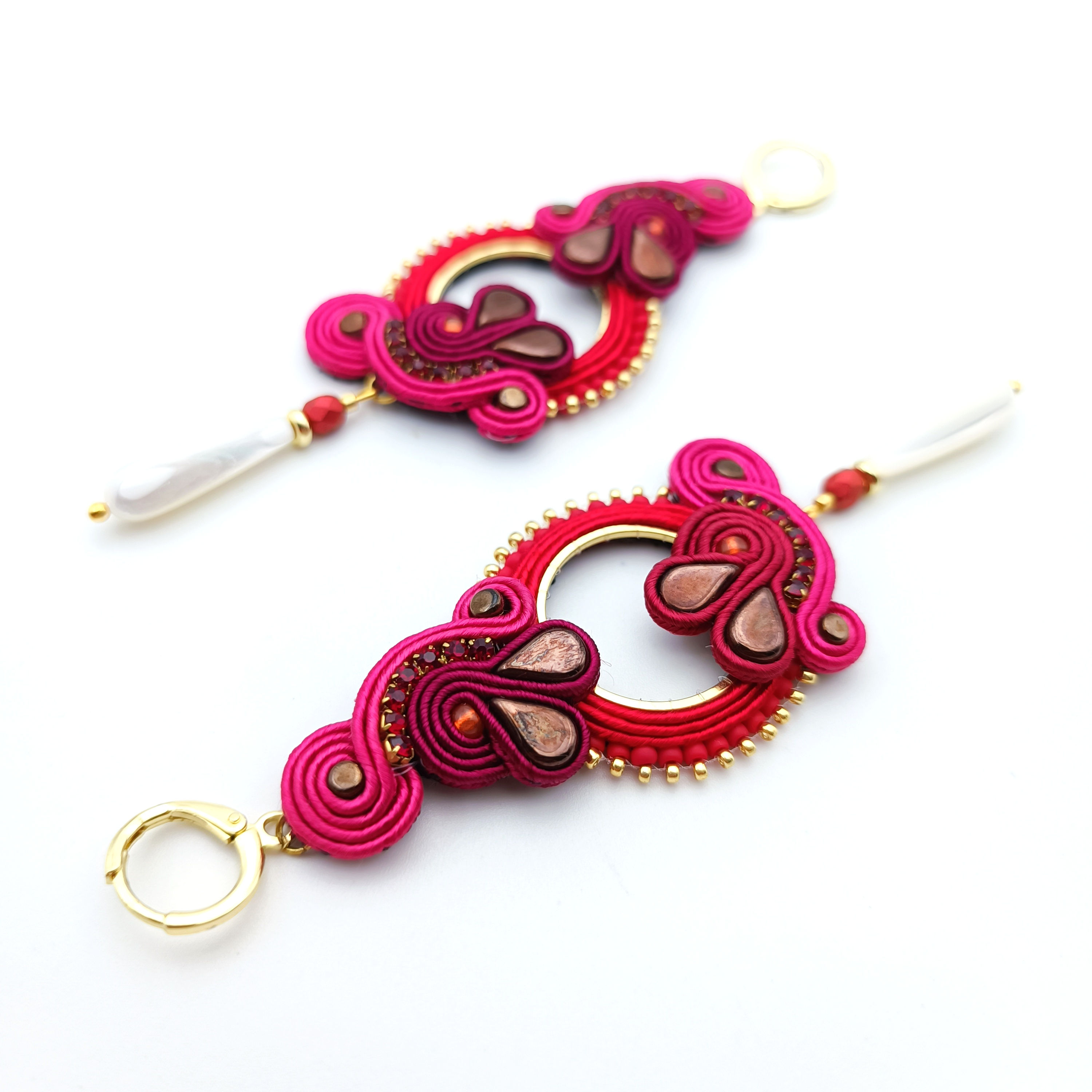 Boucles d'oreilles brodés. Modèle Luna. Rouge, rose, bordeaux.