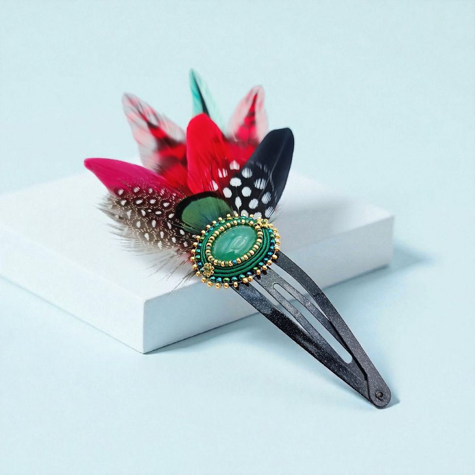 Pince, barrette à cheveux brodés à plumes. Aventurine.