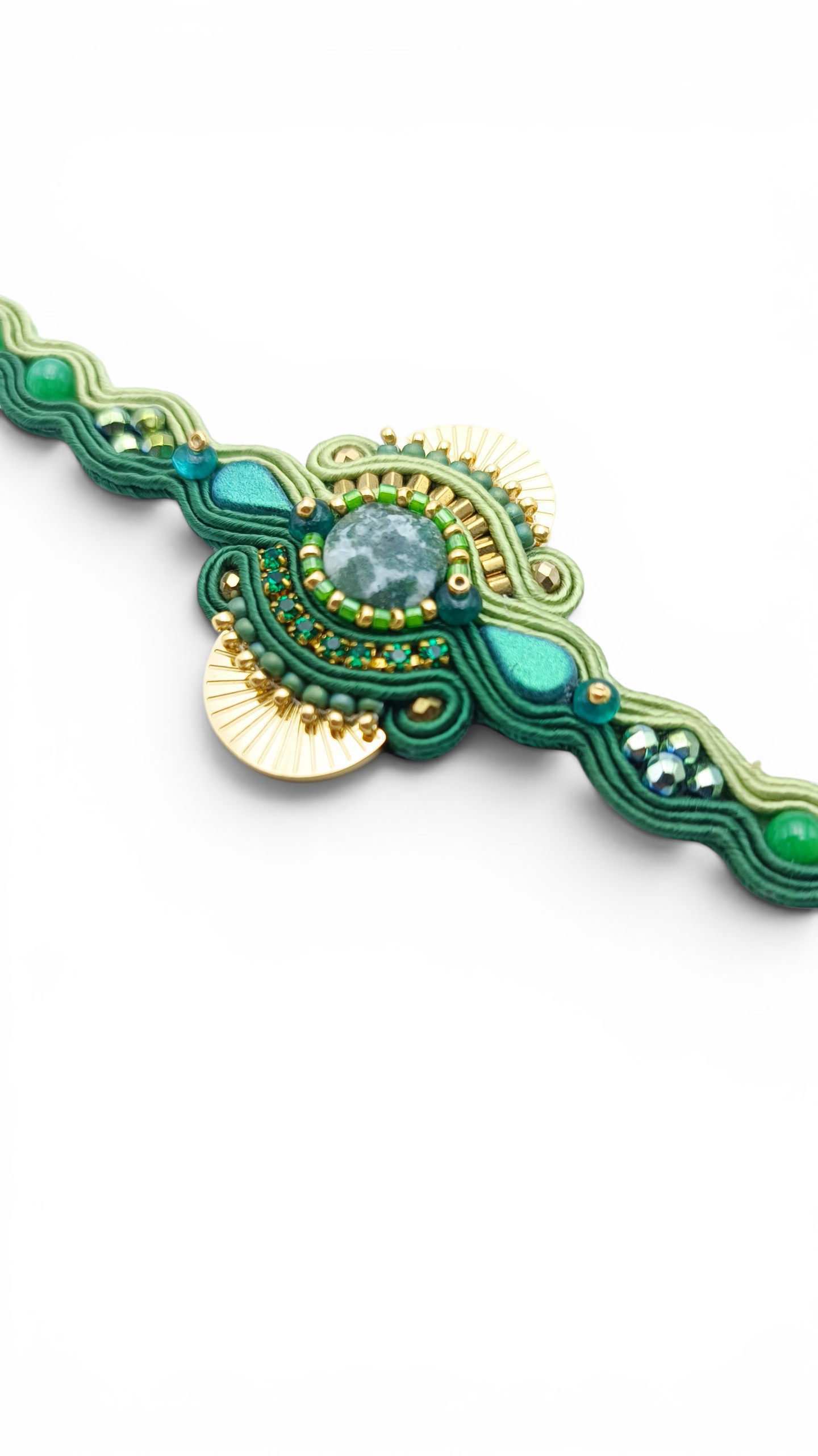 Bracelet brodé, Jaspe verte, modèle Cléopâtre. Vert.