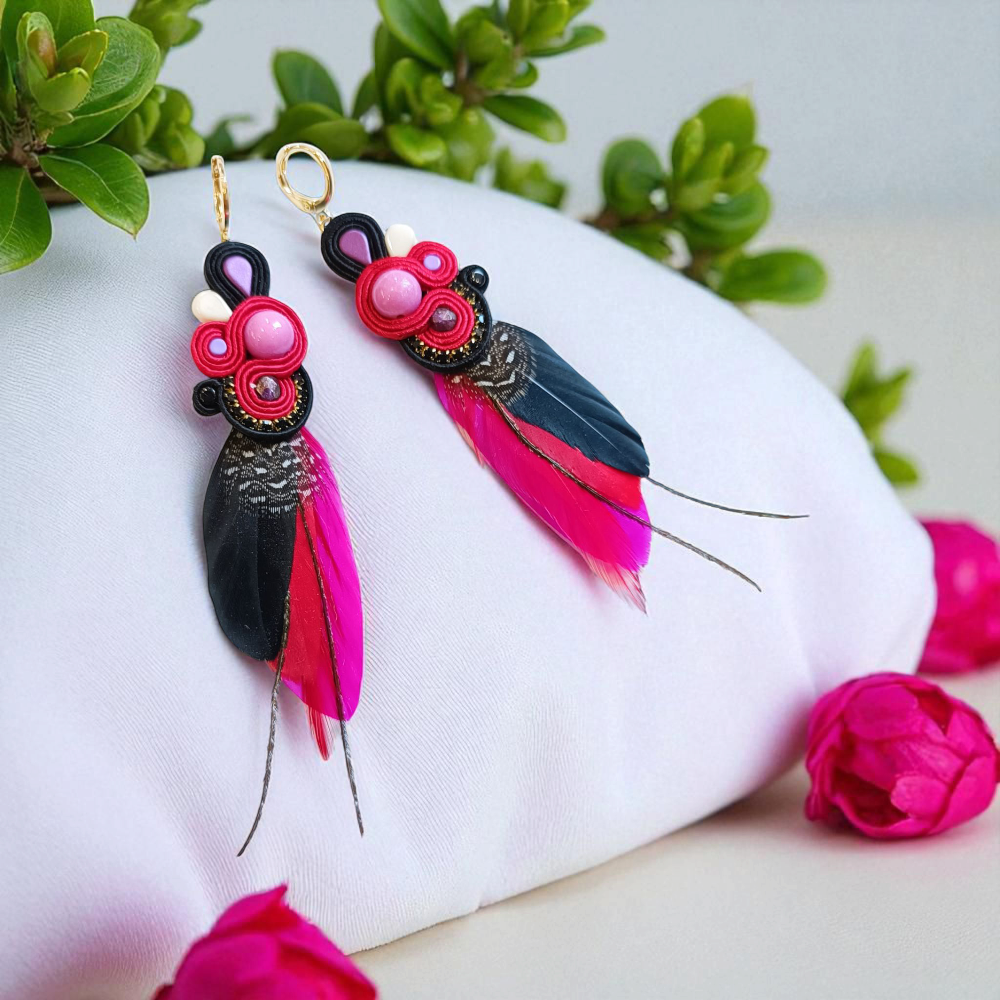 Boucles d'oreilles à plumes - Pétroica - Rose, rouge et noir.