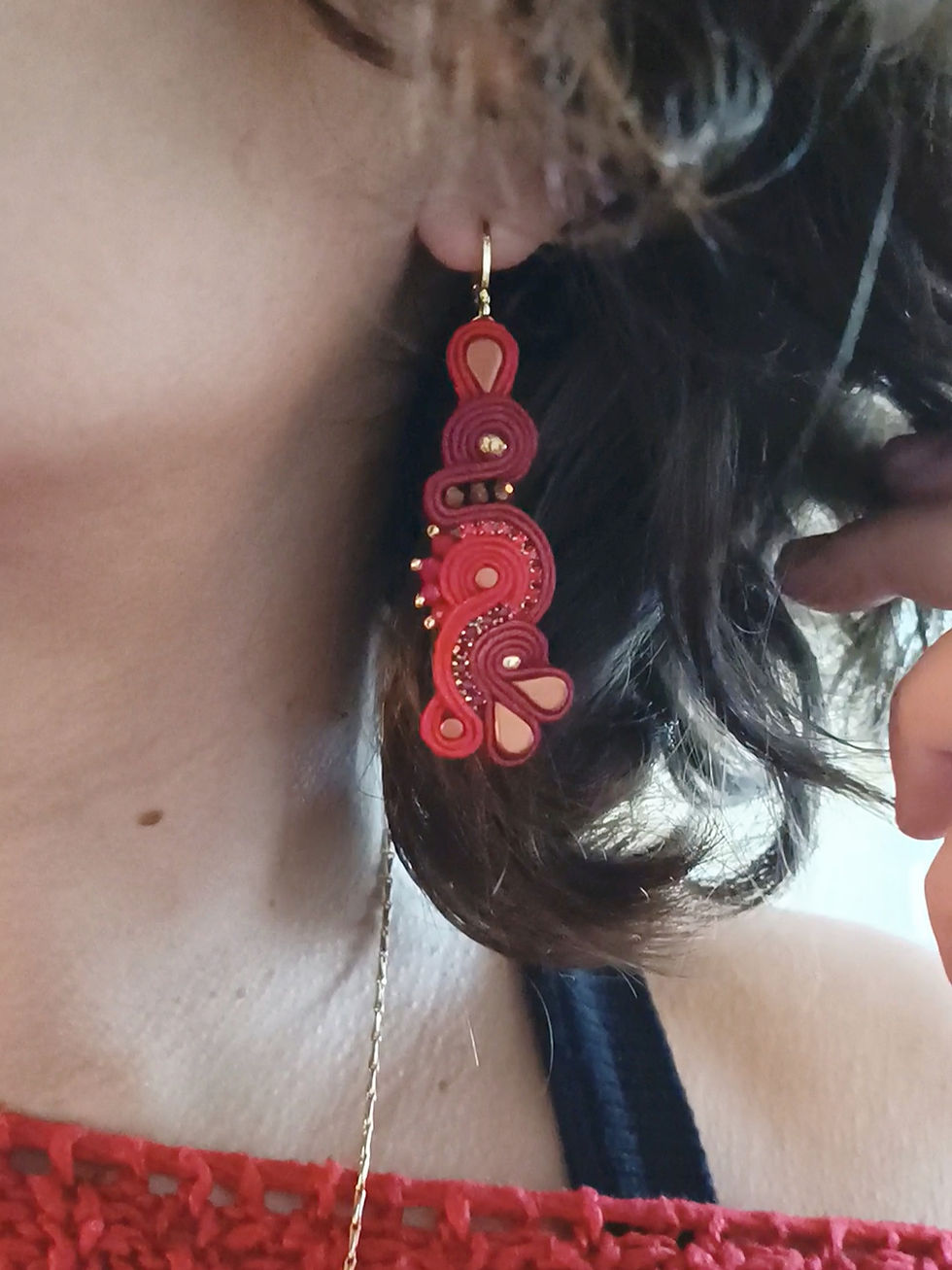Miniature : Réservé Boucles d'oreilles brodés. Modèle Yuna. Rouge, rose, bordeaux.