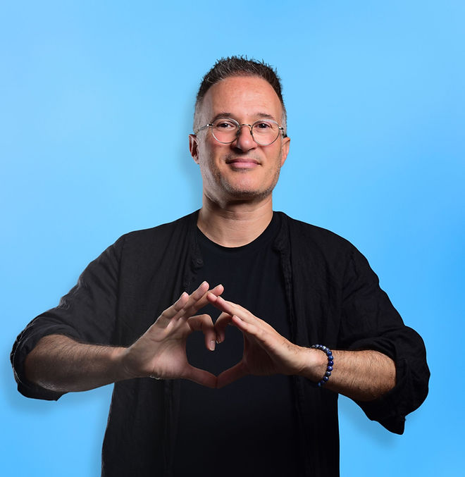 Samir zeigt ein Herz