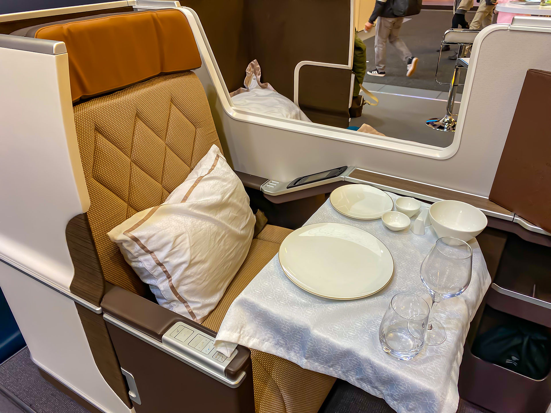 Eingedeckter Tisch der Oman Air Business Class
