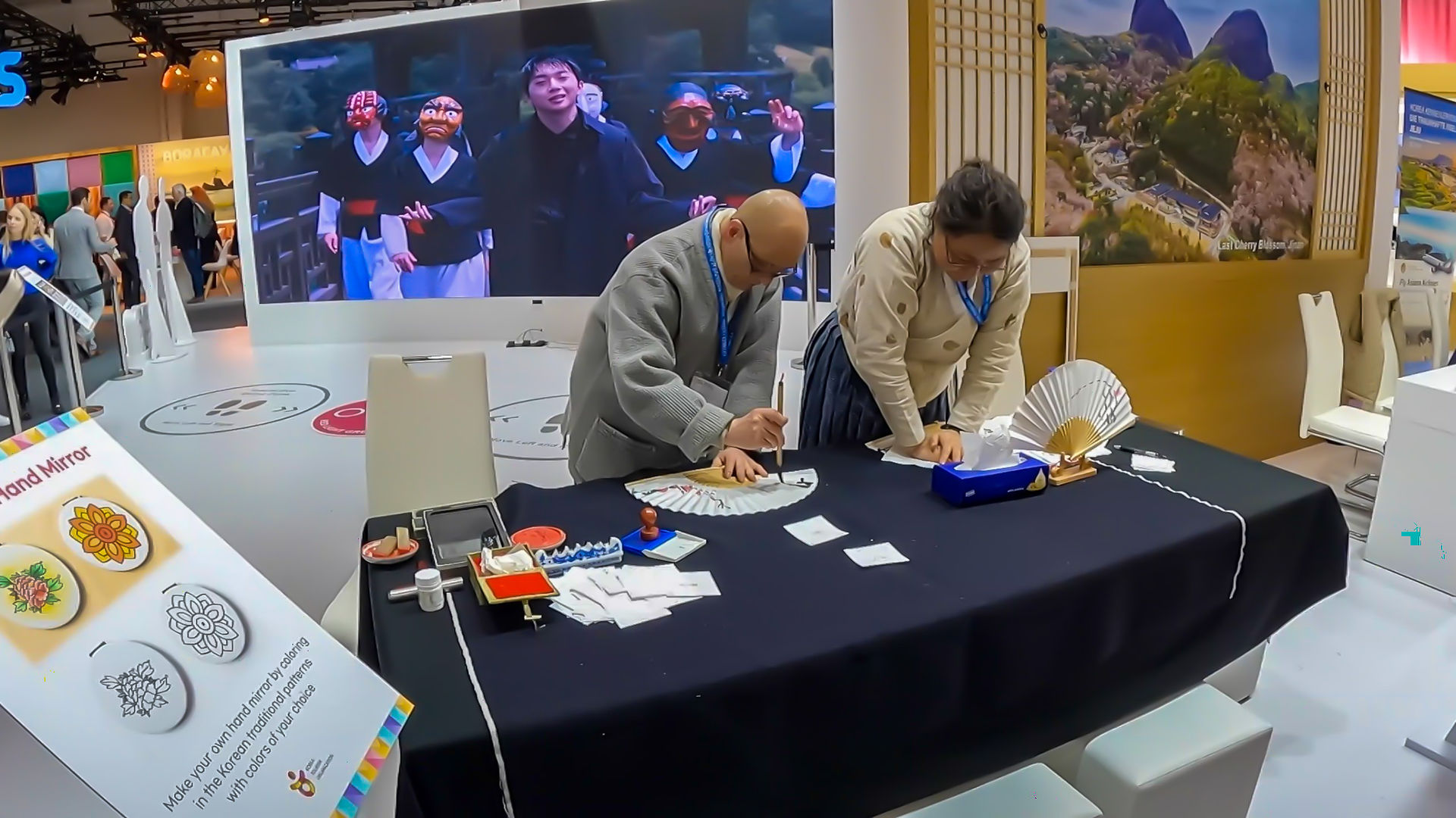Bemalte Fächer als Souvenir für die Besucher der ITB Berlin