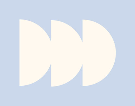 Illustration minimaliste sur fond bleu clair avec trois formes semi-circulaires ivoire alignées. Design moderne et équilibré. Identité Off Road.
