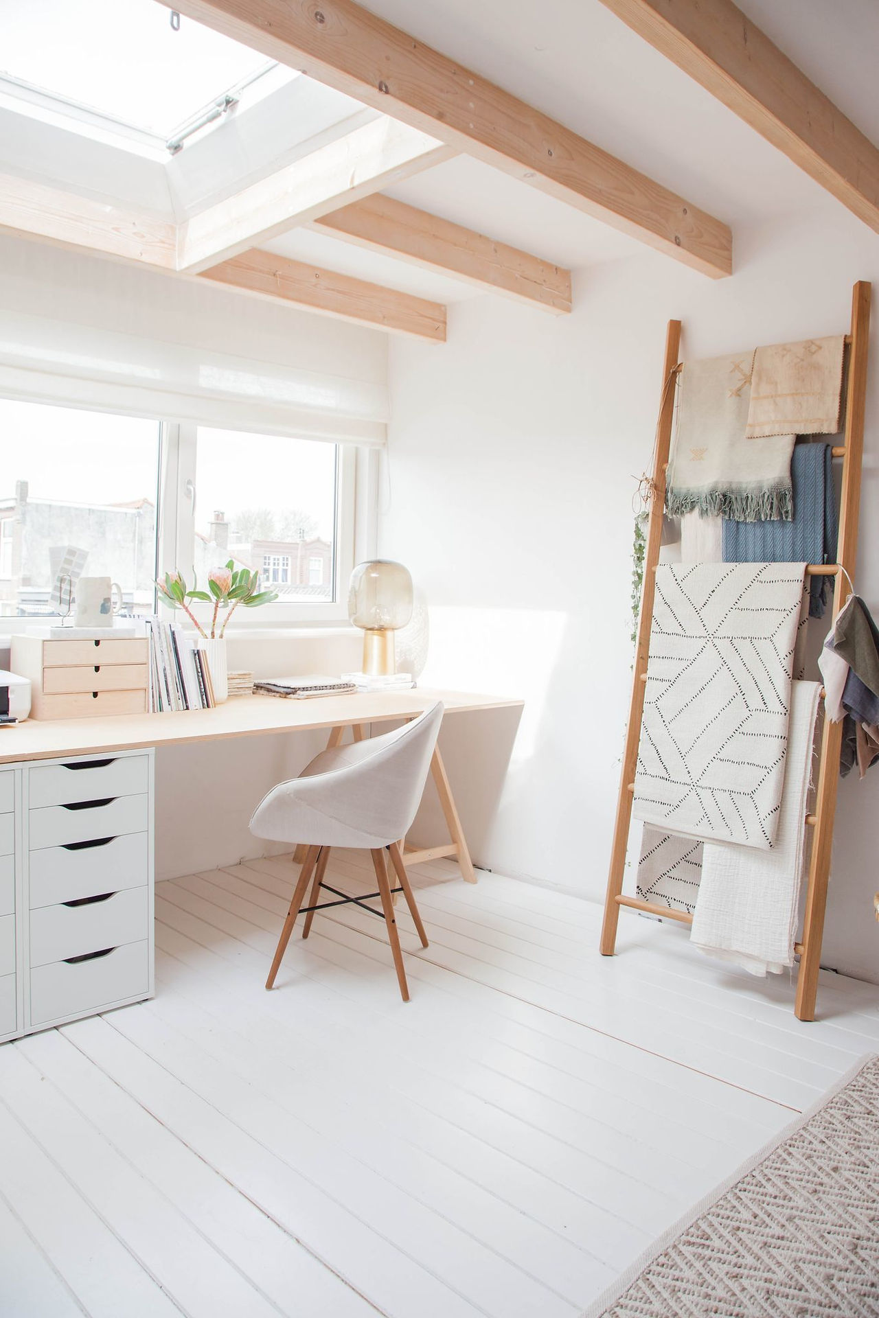 Bureau ikea blanc et bois très lumineux