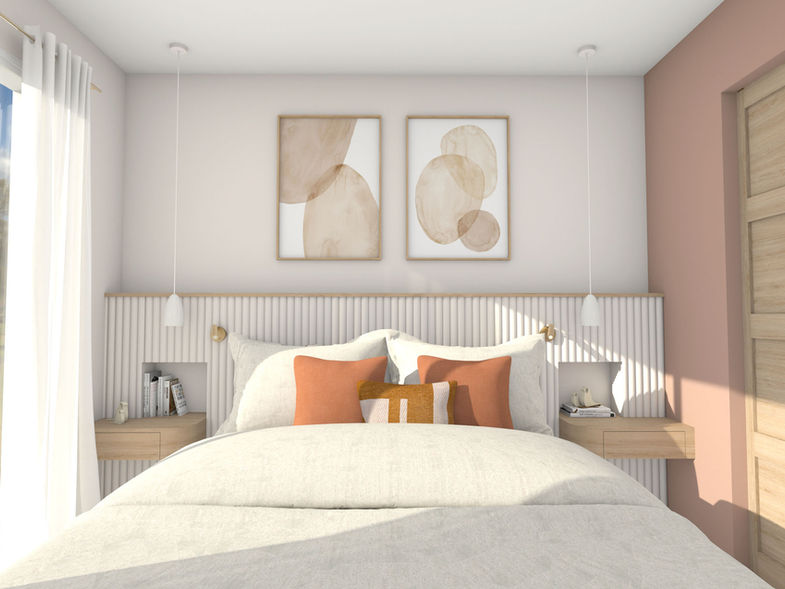 Décoratrice d'intérieur Nantes Vannes. Chambre parentale avec une vue sur le lit, tête de lit travaillé avec des niches et des chevets en bois intégrés, luminaires suspendus au plafond et au-dessus des chevets, les murs sont blanc cassé et rose minéral, linge de lit en lin naturel beige avec des coussins colorés terracotta.