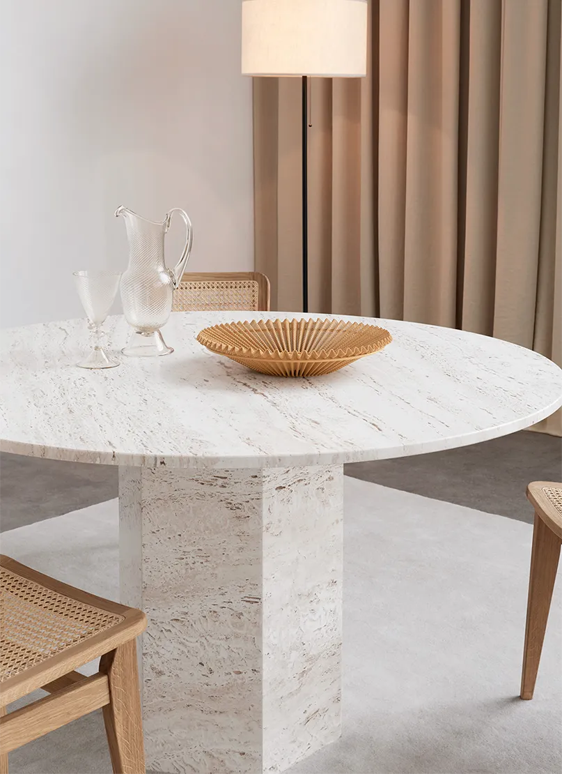 Table de salle à manger en travertin naturel blanc.