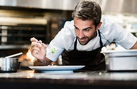 Gastronomie Berater kalkuliere Koten von Speisen mit einem Gastronom