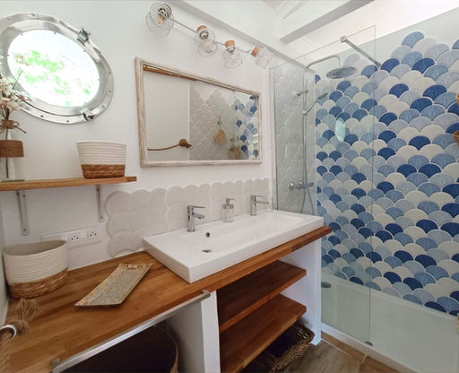 Douche à l'italienne de Lou Miou avec faïence bleue inspirée des vagues de la Méditerranée.