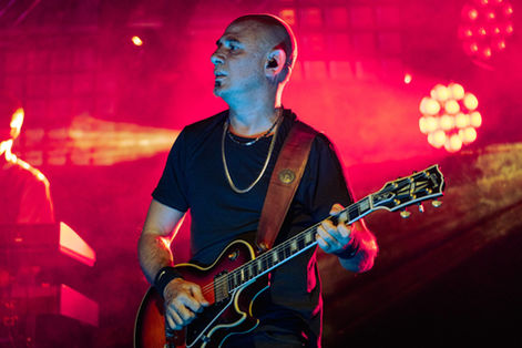 Anime In Plexiglass in concerto. Il chitarrista Massimiliano Talpo delle Anime In Plexiglass, coverband tributo a Ligabue