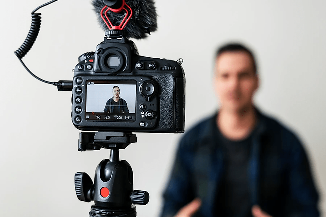 blogger-recording-video_53876-137554.png