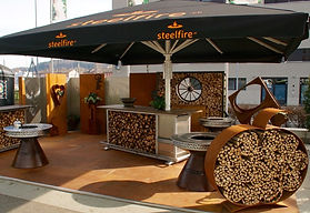 Theke mit Holzregal und Sonnenschirm