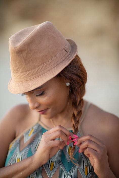 פיטר בורובוק - צילום דיוקן נשי בחוף ים בשקיעה, חוף אפולוניה, הרצליה