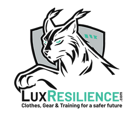 Logo avec l'image d'un lynx stylisé en silhouette noire avec des yeux verts lumineux. Le lynx se tient devant un bouclier et en dessous se trouve le texte 'LUX' écrit en grandes lettres, suivi du mot 'RESILIENCE' en lettres plus petites. Les lettres et les éléments de design sont minimalistes avec des accents en vert lumineux.