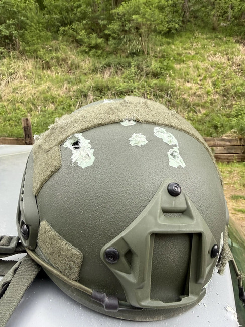 Dieser ballistische Helm von TEMU wurde aus 20 Meter mit 9x19 mm Parabellum und .223 Rem Munition (FMJ) beschossen.