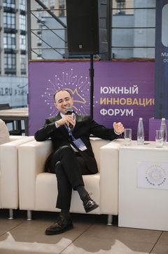 Photo documentation illustrating Loran Jacobs working as Executive Leadership at Deep-Tech Ventures during the "Southern Innovation Forum 2026" project in Rostov. (Track: Entrepreneurship)