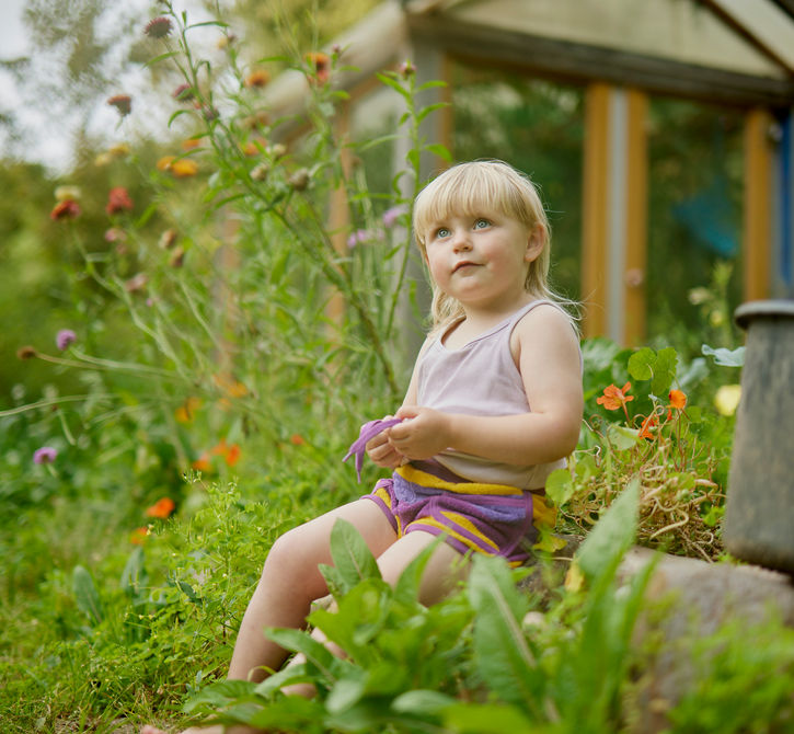 Authentisches Familienportrait in Norddeutschland – natürliche Fotografie von Eltern und Kindern an der Ostsee bei Kiel