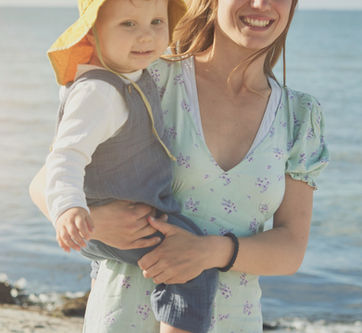Authentisches Familienportrait in Norddeutschland – natürliche Fotografie von Eltern und Kindern an der Ostsee bei Kiel