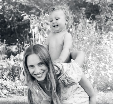 Authentisches Familienportrait in Norddeutschland – natürliche Fotografie von Eltern und Kindern an der Ostsee bei Kiel