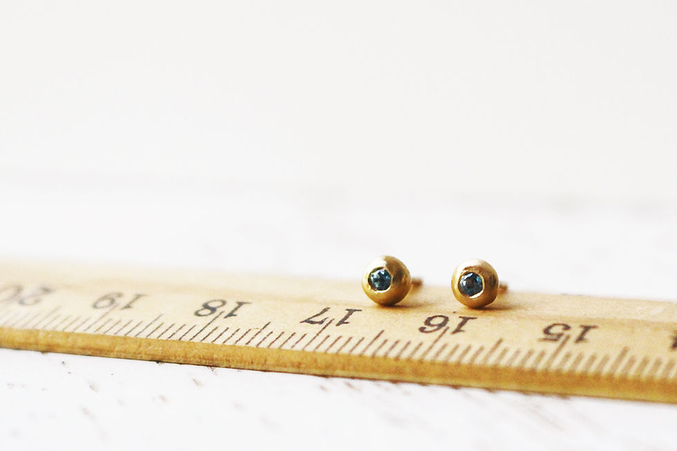 תמונה ממוזערת: 18k Gold Blue Topaz Studs