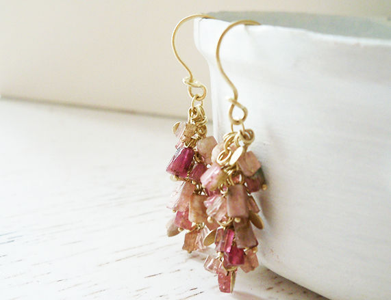 תמונה ממוזערת: אשכול קוביות טורמלין ורודות וטיפות של זהב