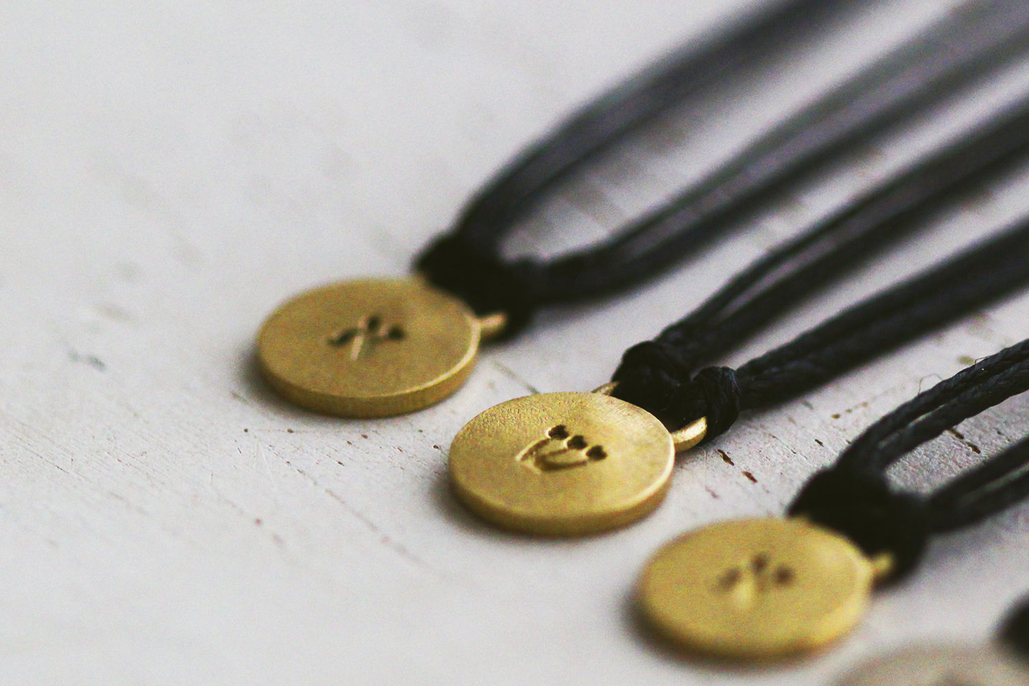 תליון אות על חוט כותנה