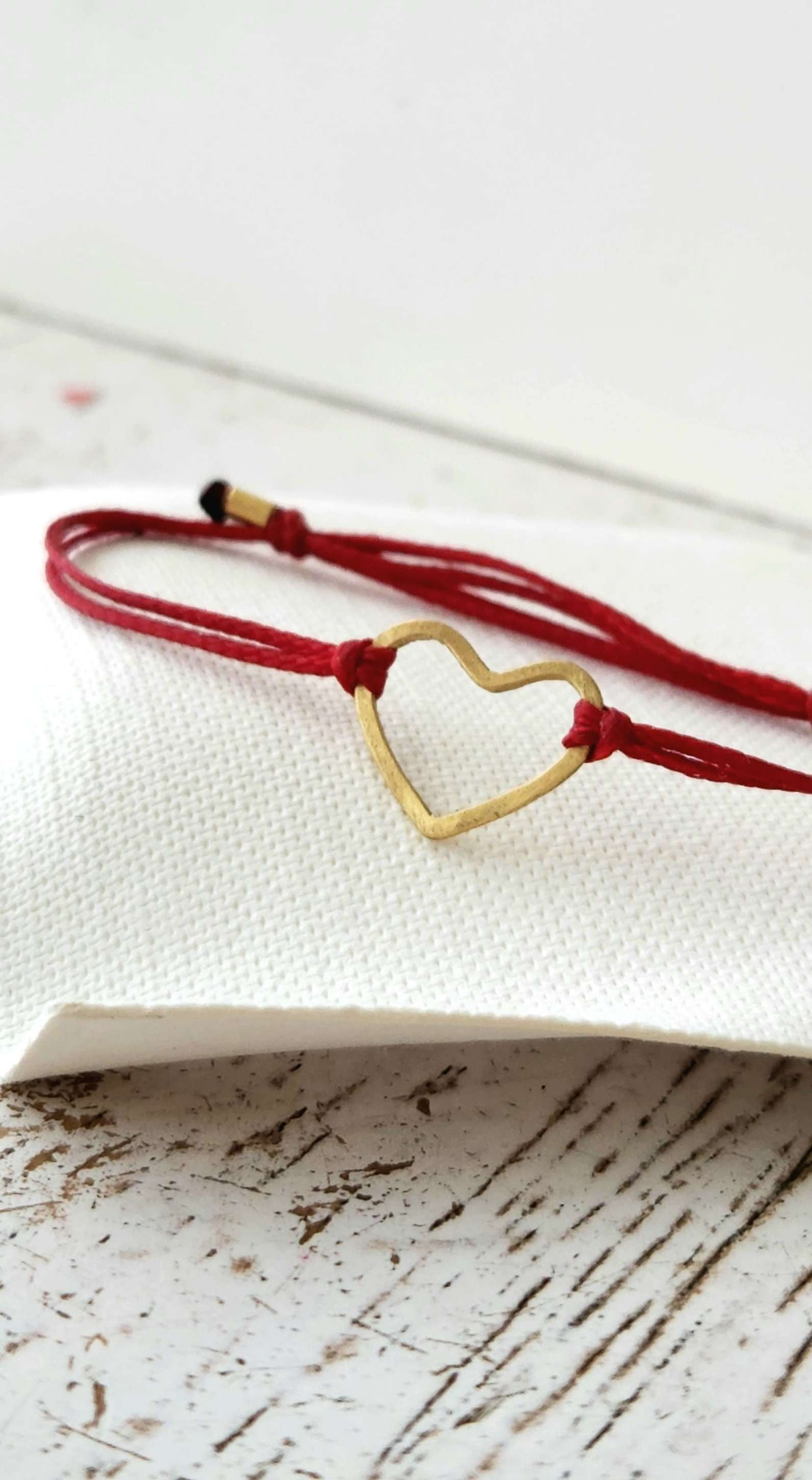צמיד לב זהב על חוט כותנה