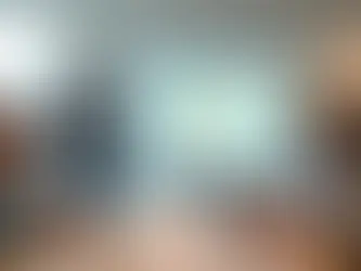 Mentor orientando equipe de startup em reunião de estratégia