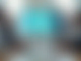 Equipe de startup discutindo validação de MVP em reunião com dashboard em tela grande