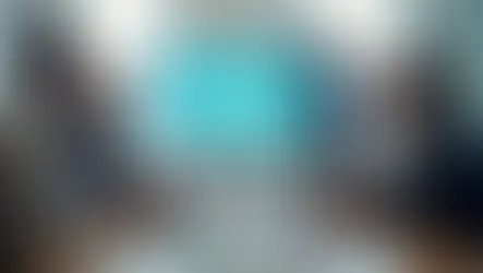 Equipe de startup discutindo validação de MVP em reunião com dashboard em tela grande