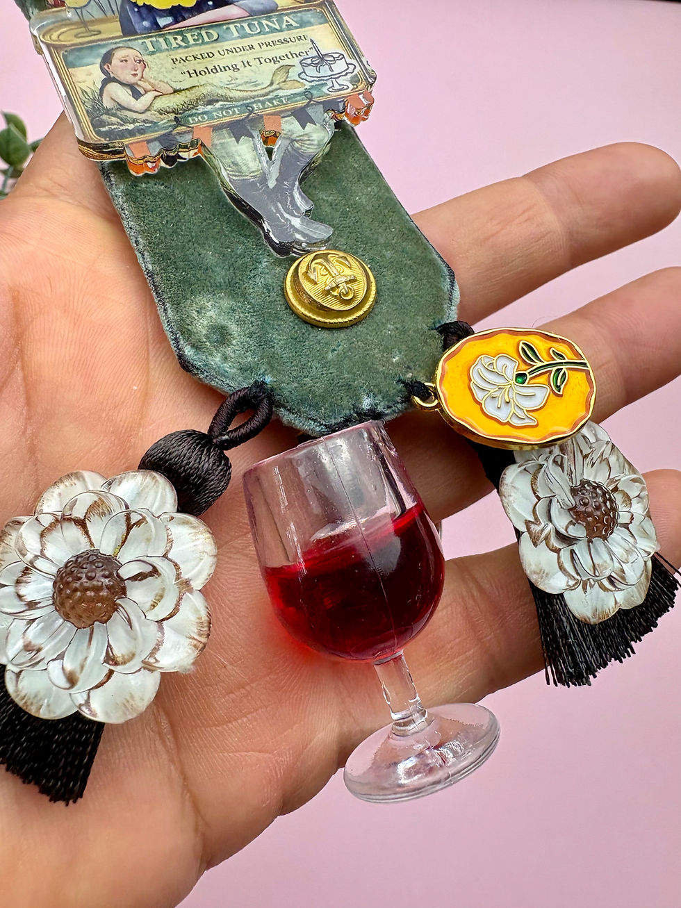 Miniature : Broche unique Fairy Kitsch « Le Sens de la Fête » – Bijoux Acrylique Fun 