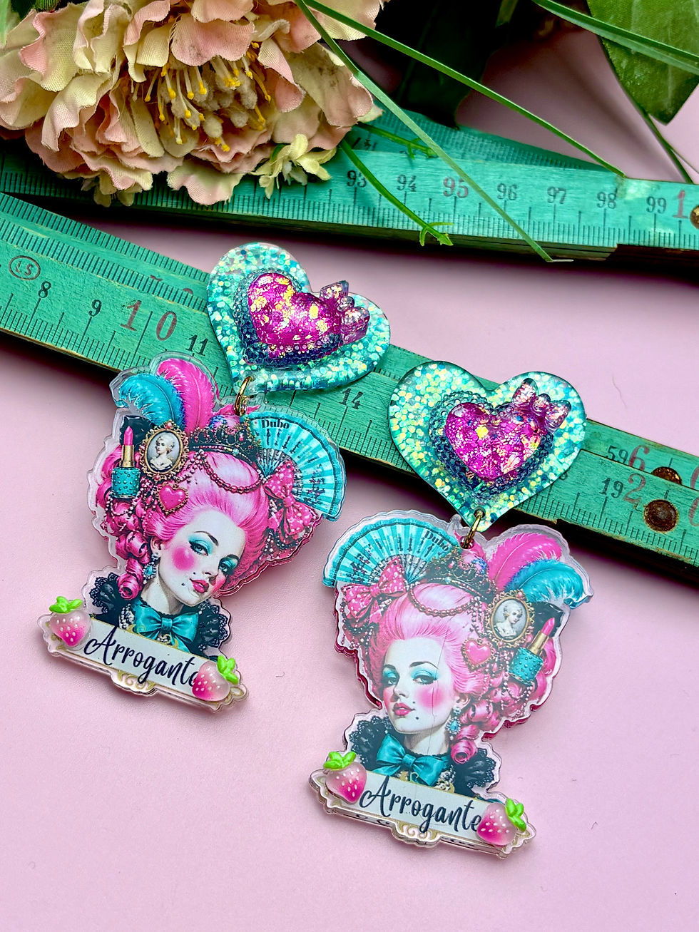 Miniature : Boucles d’oreille acrylique XL « L’Arrogante » – kitsch baroque maximaliste