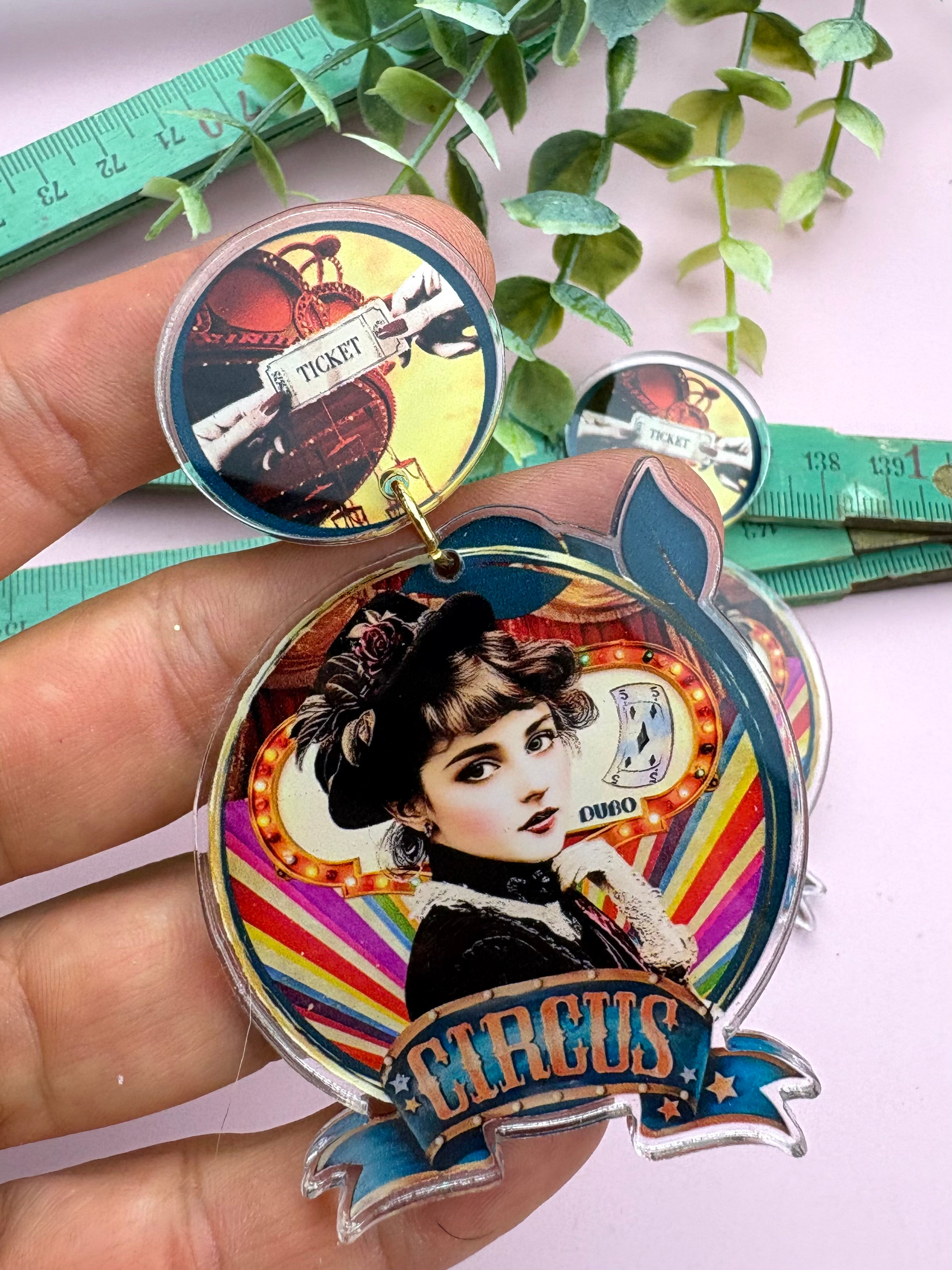 Boucles d’oreilles « Je tente ma chance » – Bijou créateur acrylique rétro