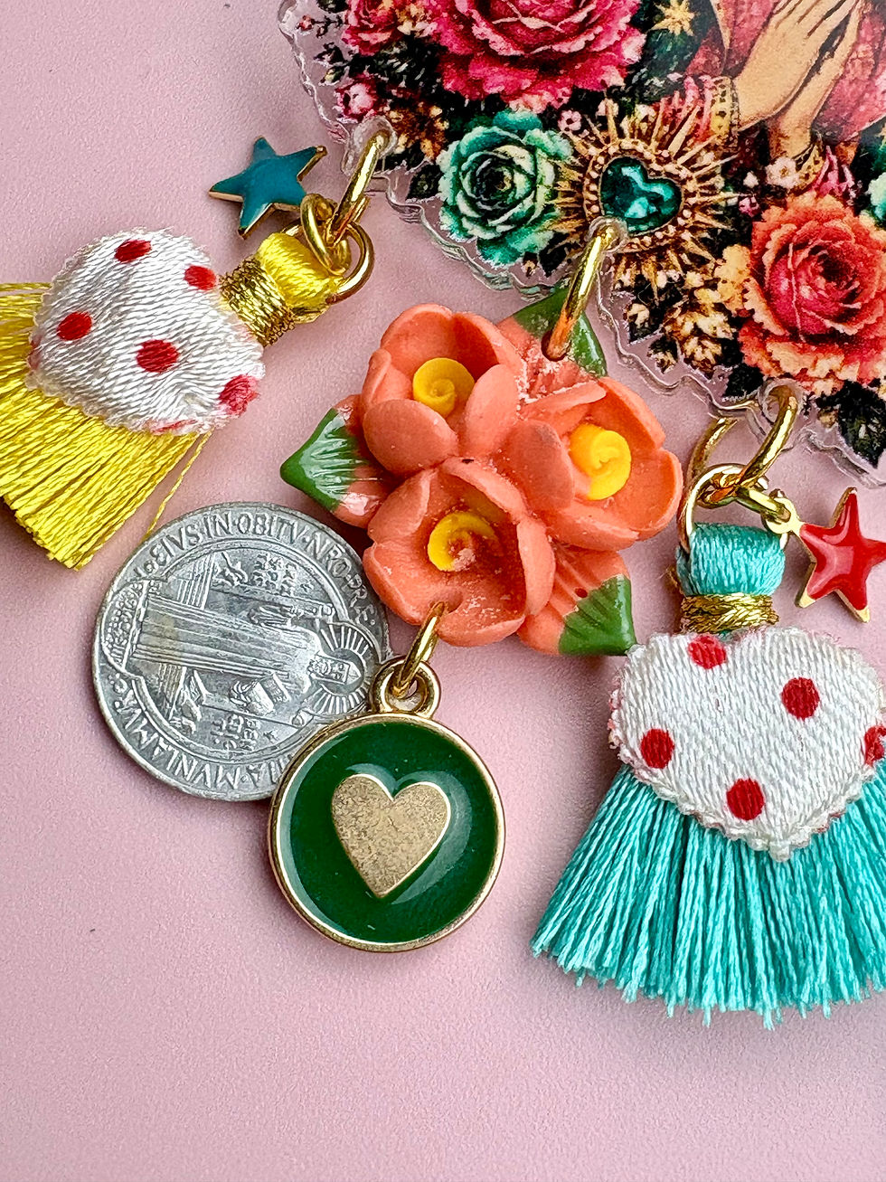 Miniature : Boucles d’oreilles kitsch en acrylique « Notre-Dame de l’Amour Fou » gri-gris