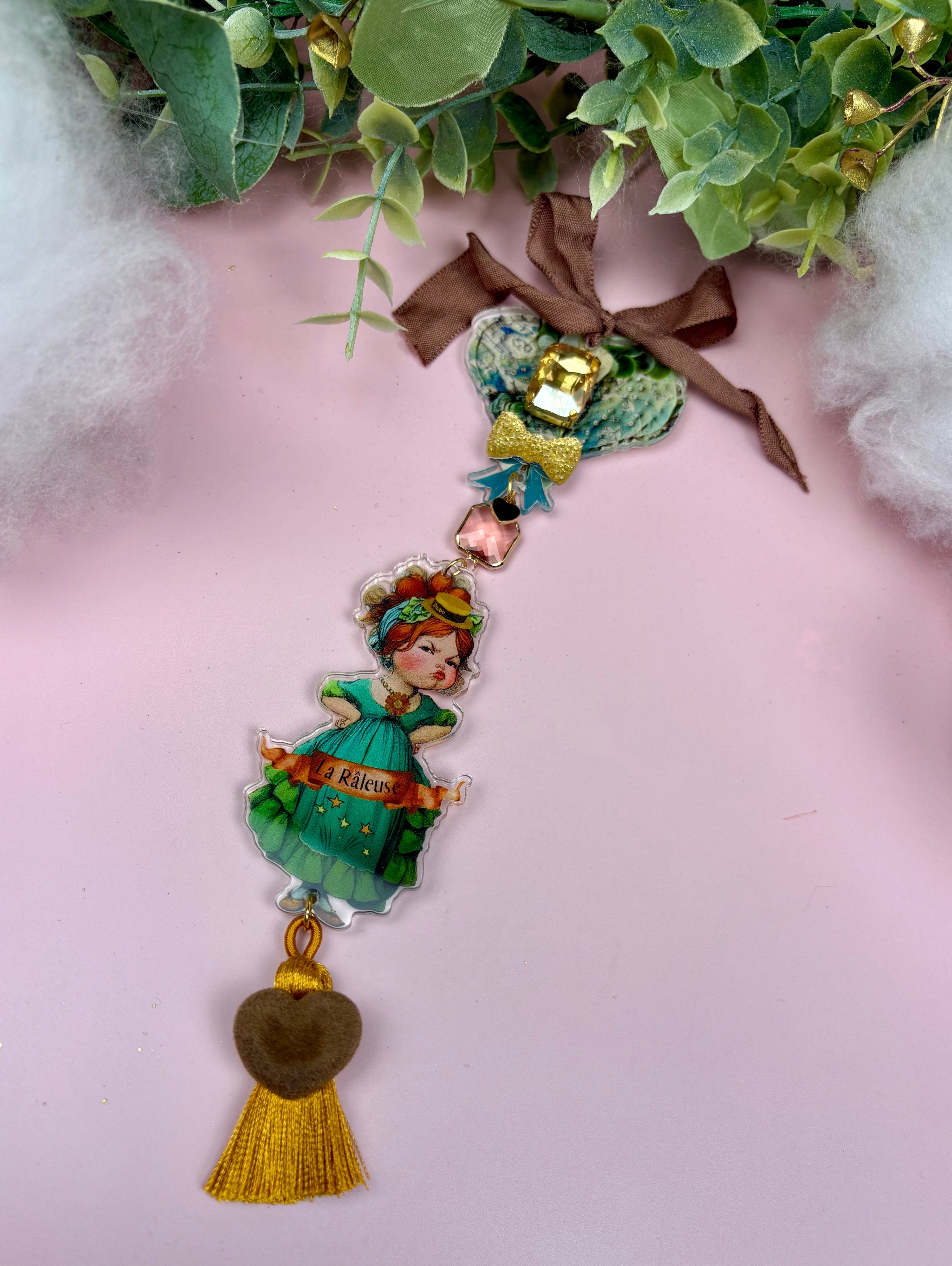 Broche kitsch & rétro en acrylique « La Râleuse »