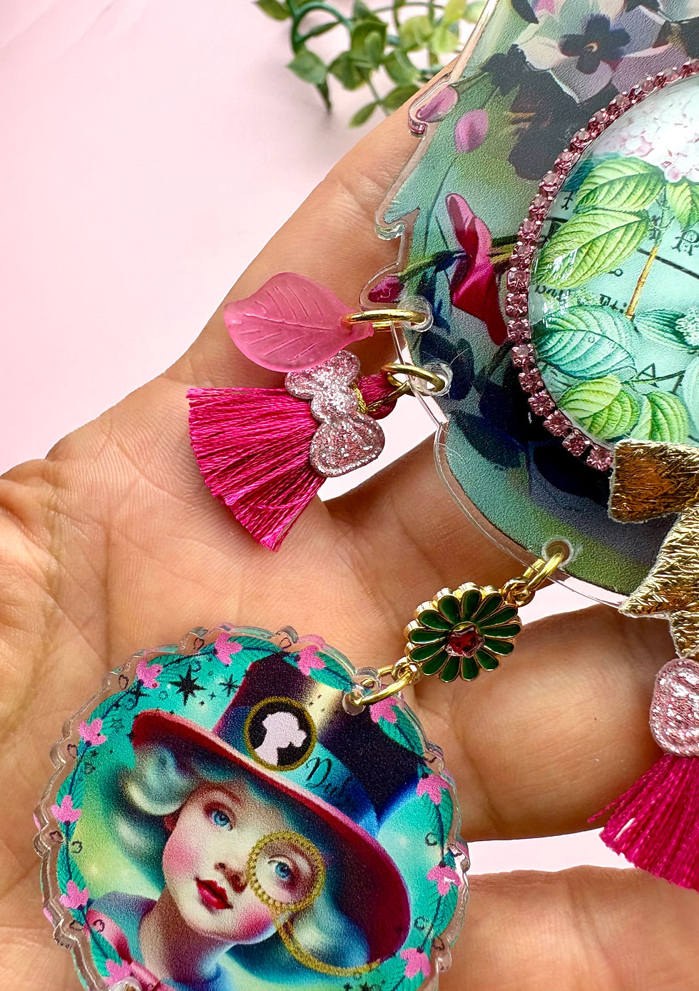 Miniature : Pin’s XL Le Thé des Heures Poudrées – Bijou statement bohème kitsch