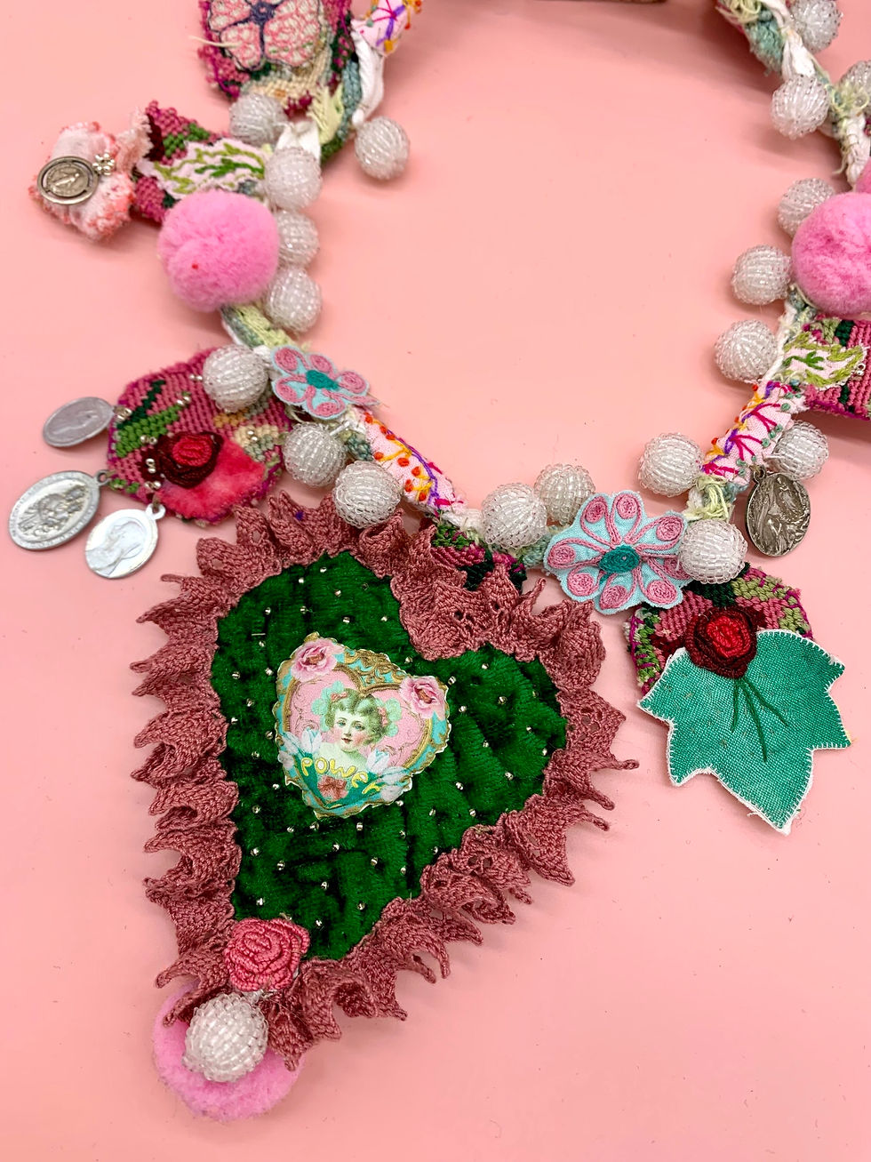 Miniature : Collier art textile art recup féerique « Un conte d’hiver »