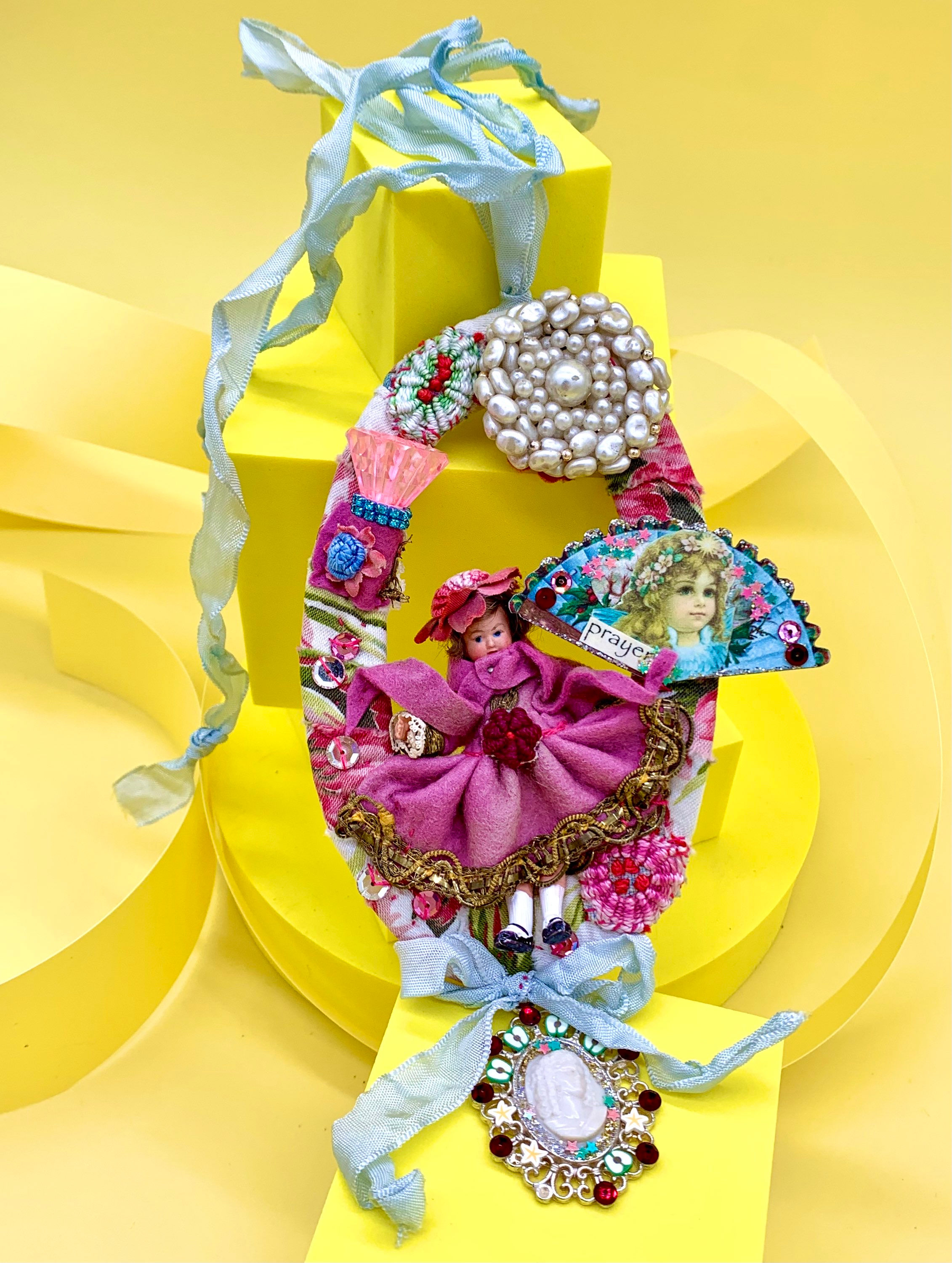 Collier art textile luxueux kitsch « Clair de lune : RDV avec l’amour »