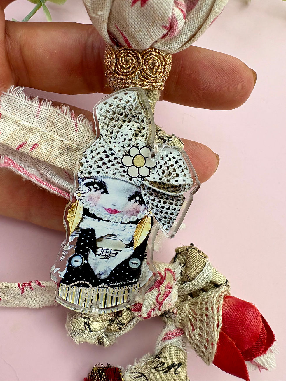 Miniature : La Petite Héritière – Broche art textile et acrylique, pièce unique vintage