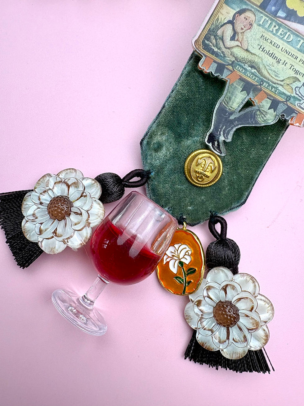 Miniature : Broche unique Fairy Kitsch « Le Sens de la Fête » – Bijoux Acrylique Fun 