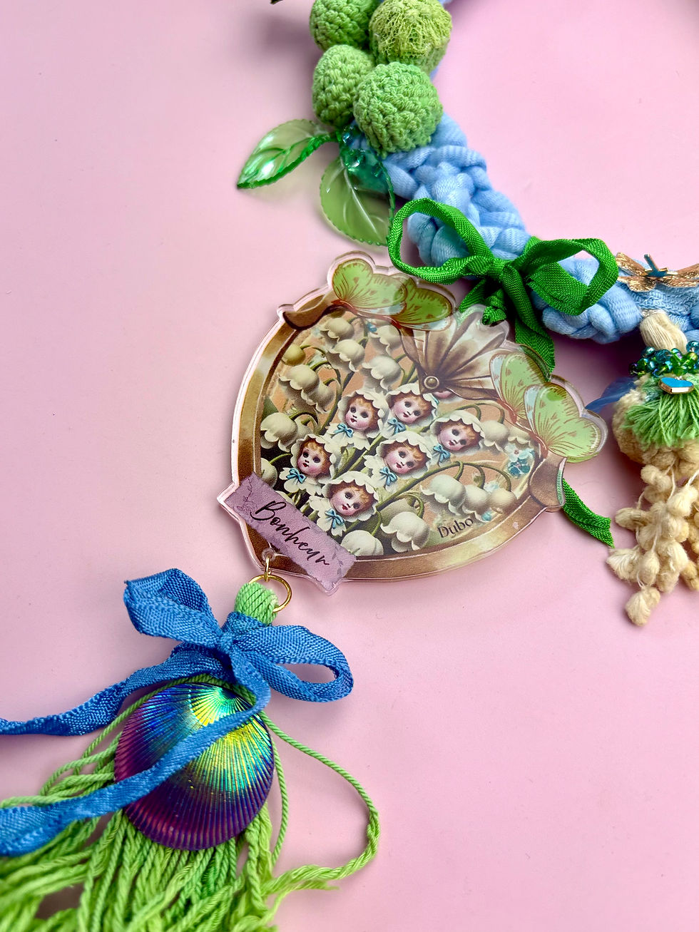 Miniature : Collier signature Le bonheur repousse – Art textile, crochet, trésors vintage 