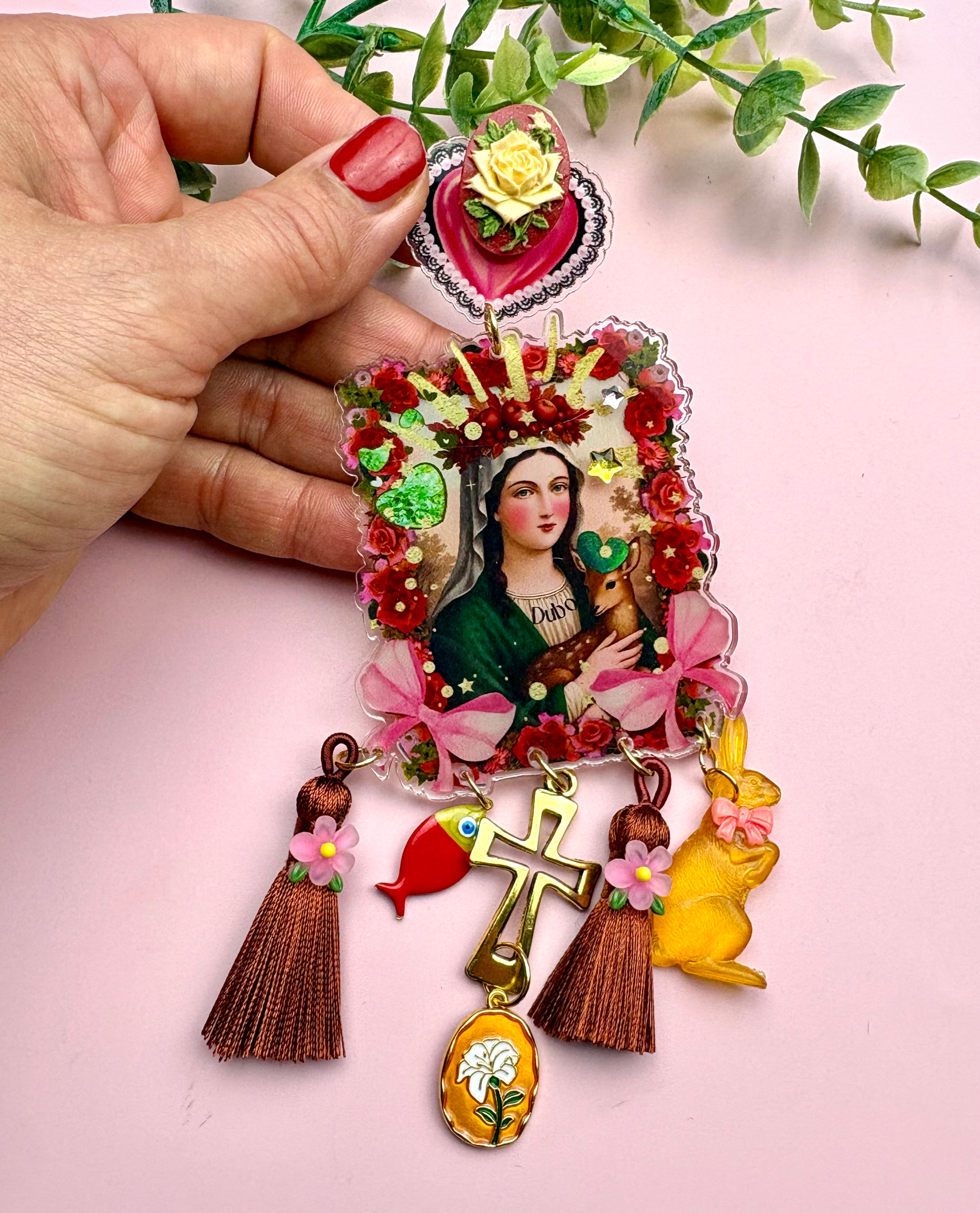 Pin’s XL acrylique Fairy Kitsch Bohème – La Vierge & le Lapin Insolent