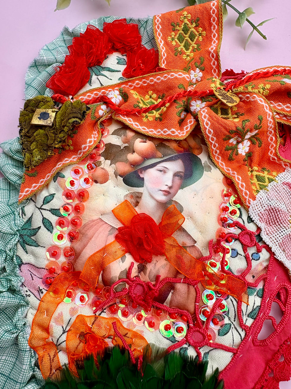 Miniature : Broche Signature « La Collectionneuse de petits bonheurs » Art Textile Bohème 