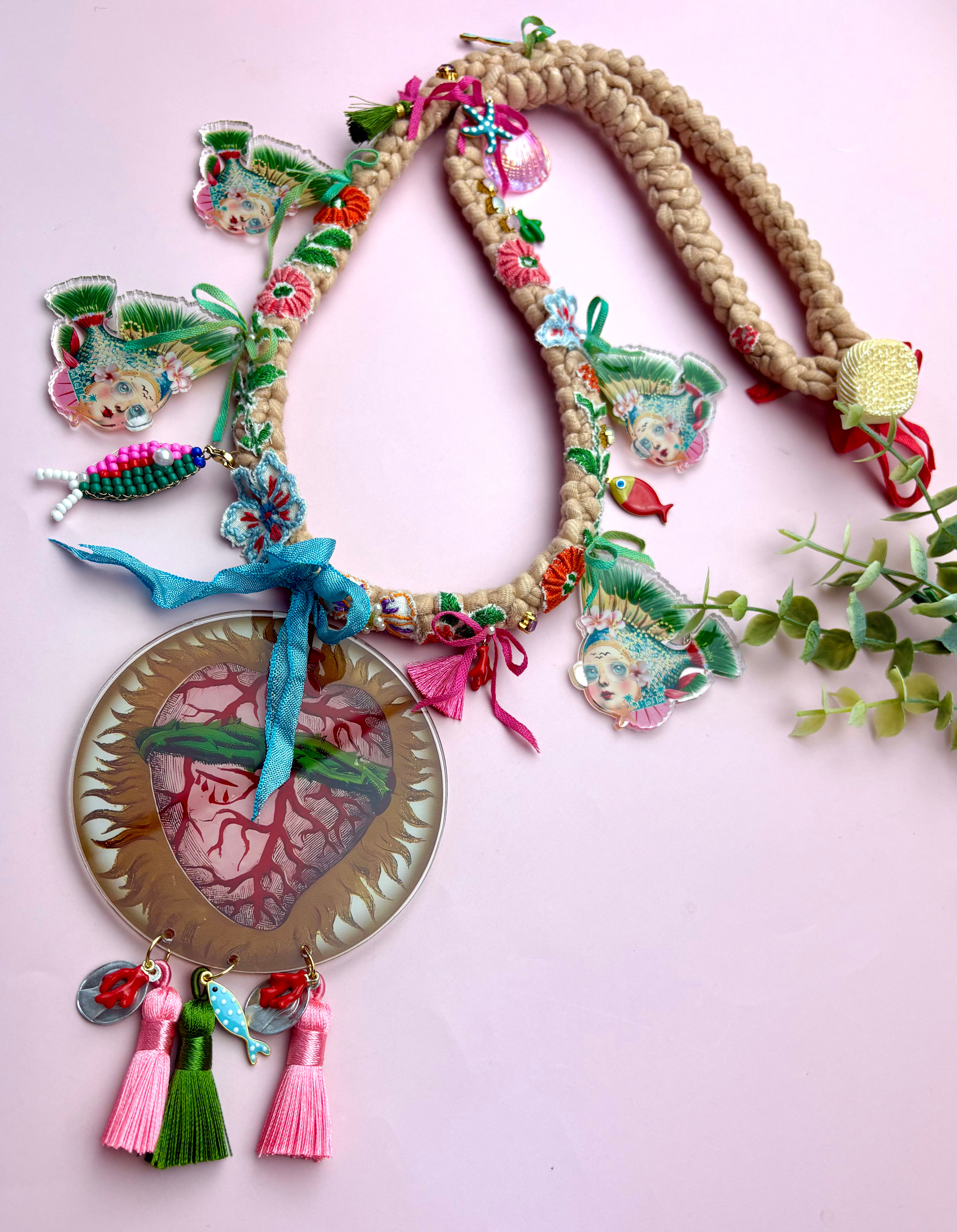 Sautoir Signature textile et acrylique « C’est la famille » – Collier d’art XXL 